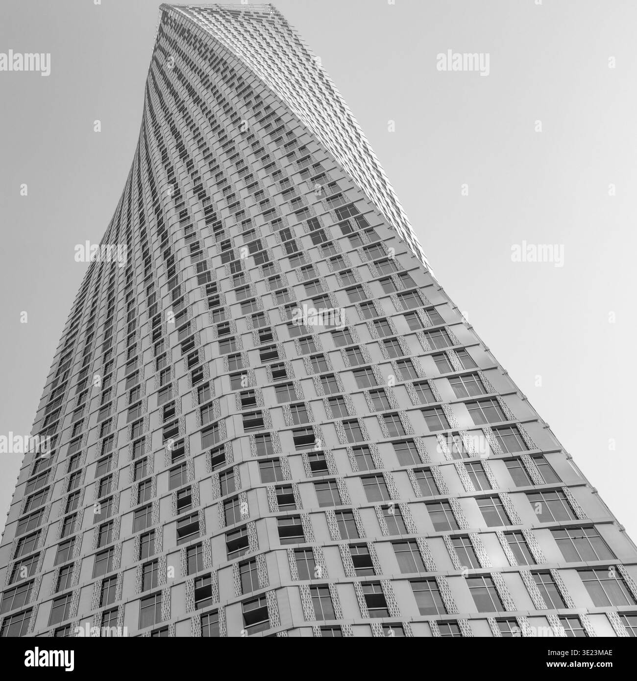 Cayan Tower, l'un des plus hauts gratte-ciel torsadés du monde, se trouve à Dubai Marina sur les rives du golfe Persique, aux Émirats arabes Unis Banque D'Images