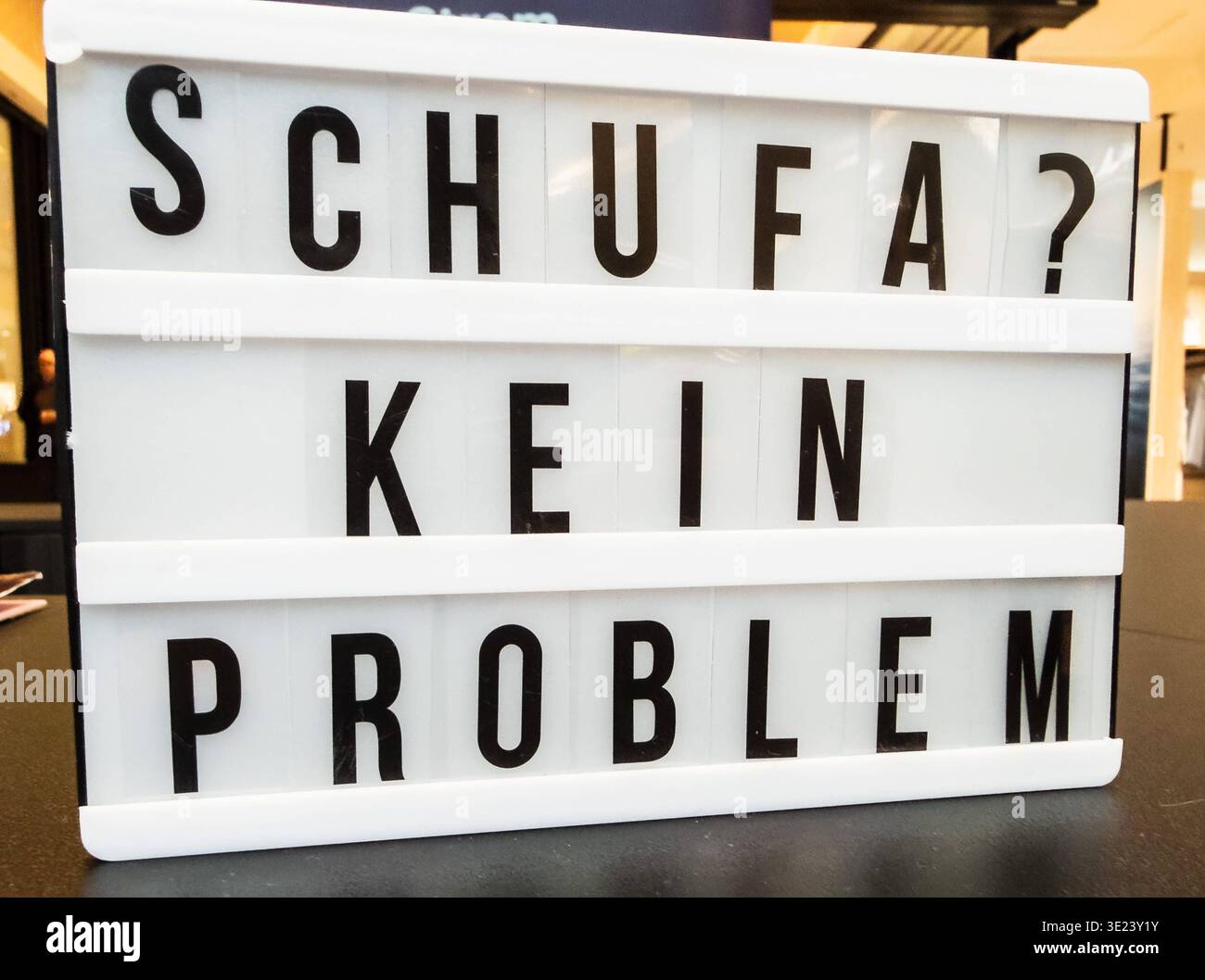 Leuchtbox mit schwarzer Aufschrift SCHUFA KEIN PROBLEM, Wuppertal, Deutschland *** boîte à lumière avec inscription noire SCHUFA KEIN PROBLEM, Wuppertal, GE Banque D'Images