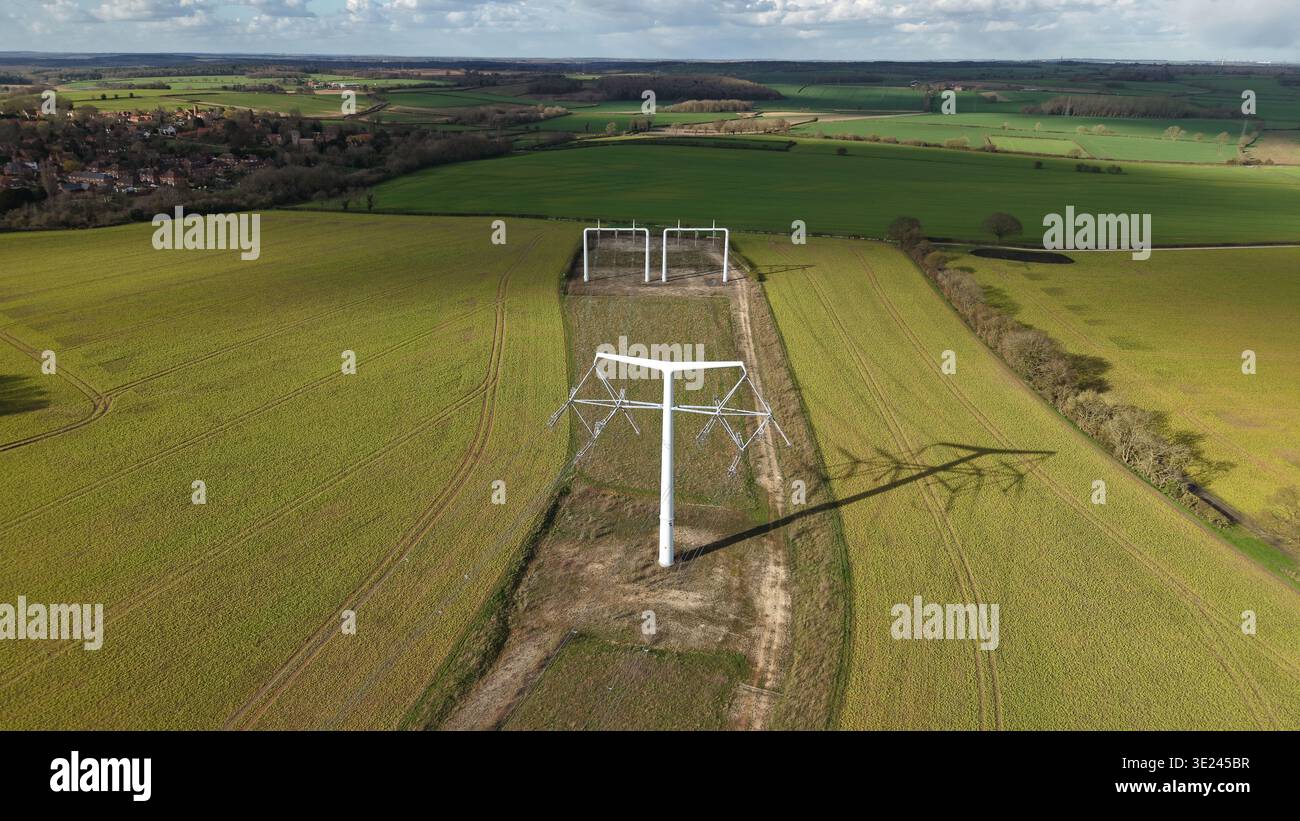 Vue aérienne des T-pylônes blancs et durs s'élèvent des champs verdoyants près de Kirklington Road, debout haut contre l'horizon, Eakring, Unite Banque D'Images