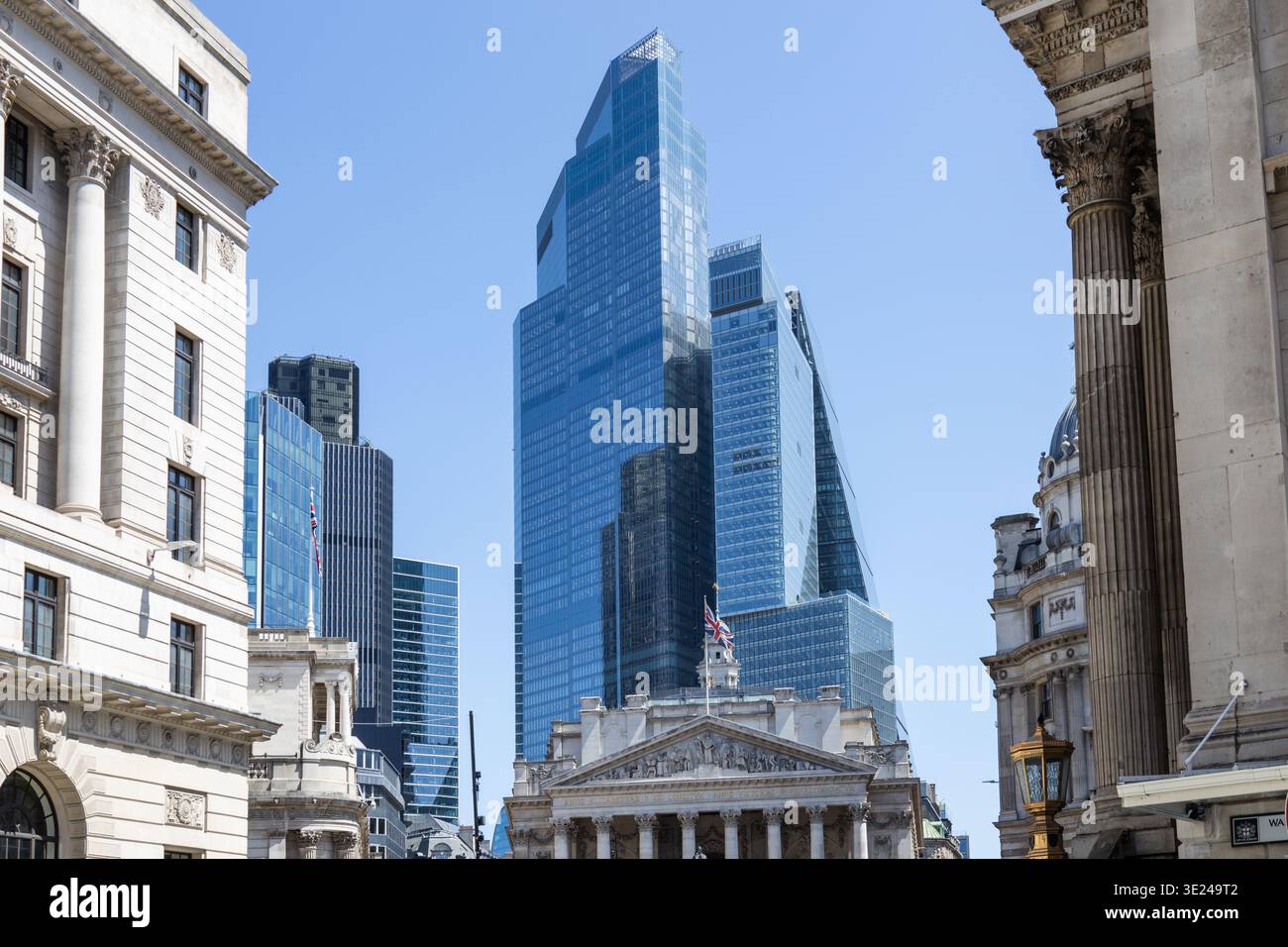 Gratte-ciel modernes surplombant les bâtiments historiques de Londres Banque D'Images