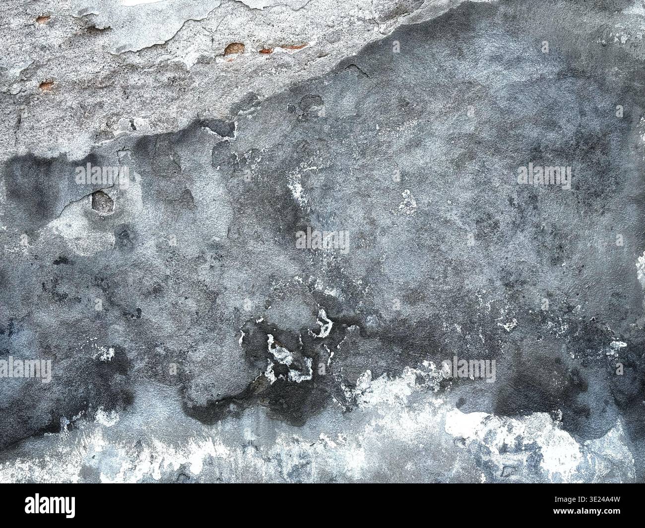 Texture murale en béton gris altérée et vieillie avec peinture écaillée et fissures Banque D'Images