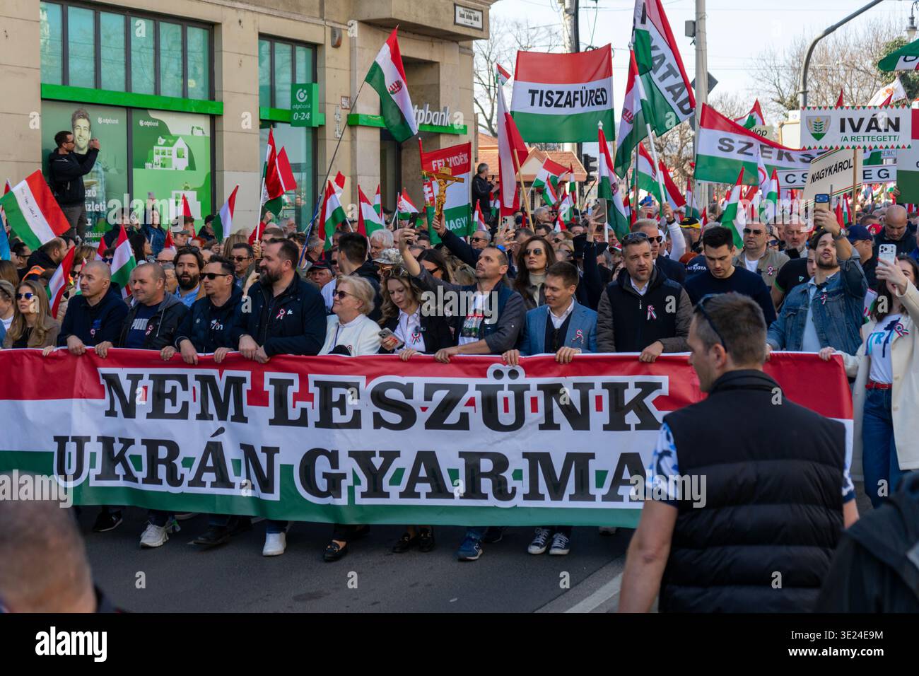 La foule porte la banderole « nous ne serons pas une colonie ukrainienne » lors d’une marche pour la paix pro-gouvernementale soutenant le Fidesz à Budapest. Banque D'Images