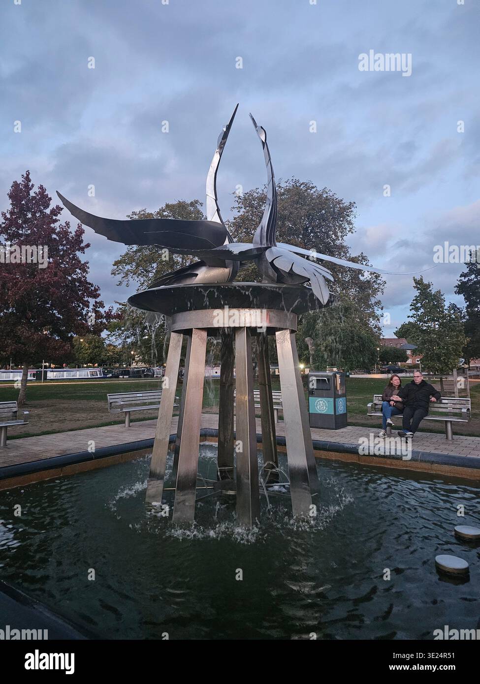 Fontaine de cygne en acier inoxydable dans les jardins de Bancroft, Stratford-upon-Avon, une sculpture moderne de Christine Lee située à côté de la rivière Avon - Image de stock capturée avec un smartphone