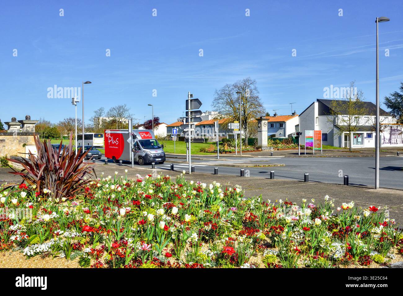 Centre-ville d'Ingrandes avec l'autoroute Chatellerault à Tours qui la traverse - Ingrandes, Vienne (86), France. Banque D'Images