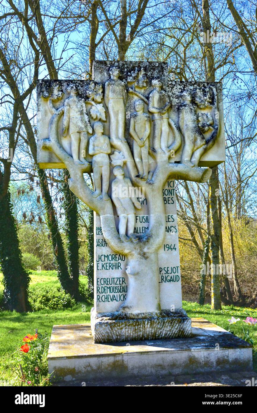 Mémorial en pierre sculptée pour les habitants des martyrs d'Ingrandes en 1944 pendant la seconde Guerre mondiale - Ingrandes, Vienne (86), France. Banque D'Images