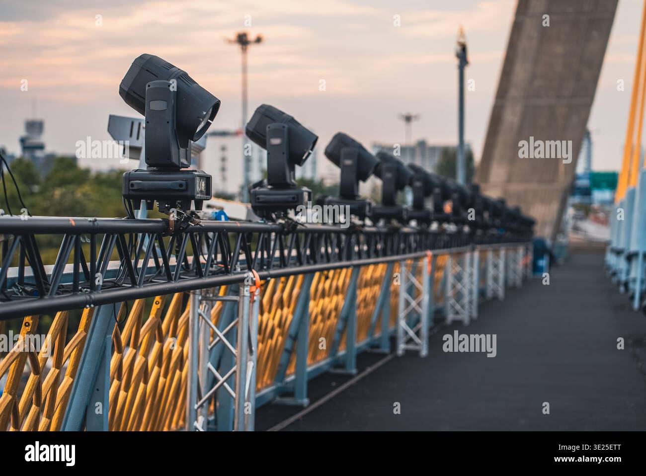 projecteurs et lampes de projecteur éclairant le pont à haubans la nuit, équipement d'éclairage professionnel installé sur le pont à haubans suspendus Banque D'Images
