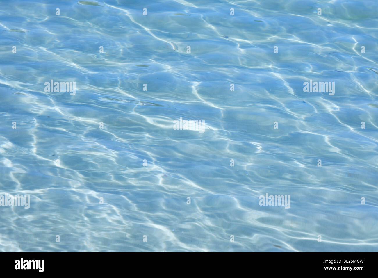 Surface d'eau bleue transparente avec texture. Arrière-plan avec espace de copie Banque D'Images
