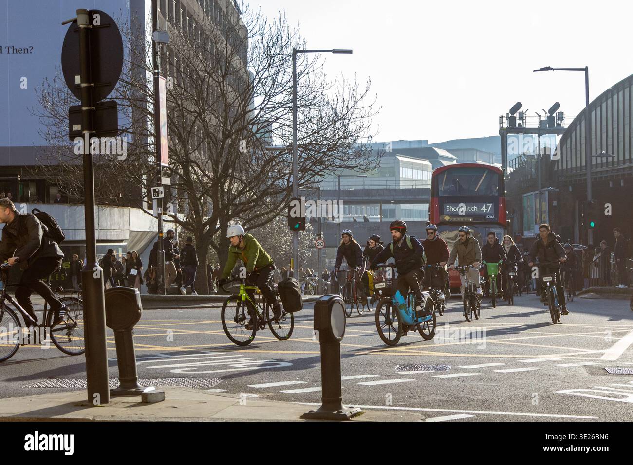 Cyclistes londoniens traversant la rue près de London Bridge pendant le trajet matinal Banque D'Images