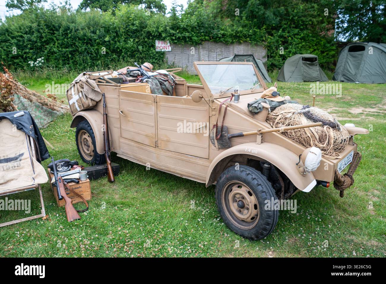 Headcorn Battle of Britain Airshow - véhicule militaire vintage Beige de la seconde Guerre mondiale garé sur l'herbe au milieu de tentes de toile et d'équipement d'époque, de fusils, de filets et de boîtes à Banque D'Images