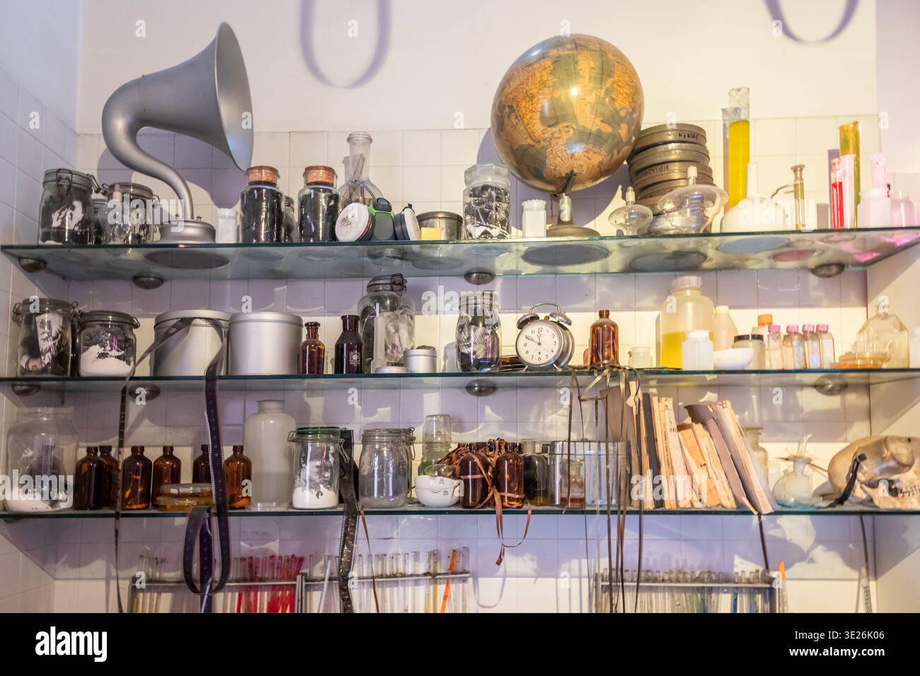 Turin, Italie – 7 janvier 2026 : instruments de laboratoire vintage, verrerie et objets anatomiques sont exposés à l’intérieur de la mole Antonelliana, maison de t Banque D'Images