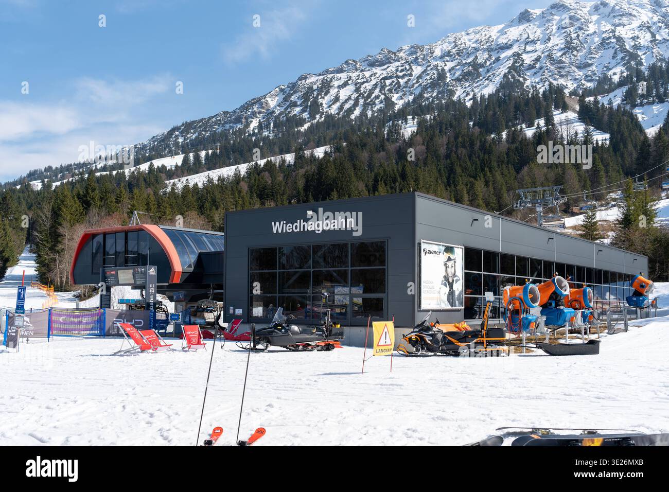Oberjoch, Bavière, Allemagne - 18 mars 2026 : station de la vallée de Wiedhagbahn dans la station de ski Oberjoch à Allgäu, Bavière. Système de remontées mécaniques moderne en toile de fond alpine avec des montagnes enneigées, une destination populaire pour les sports d'hiver et les vacances dans les Alpes *** Talstation der Wiedhagbahn im Skigebiet Oberjoch im Allgäu, Bayern. Moderne Liftanlage vor alpiner Kulisse mit verschneiten Bergen, ein Beliebtes Ziel für Wintersport und Urlaub in den Alpen Banque D'Images