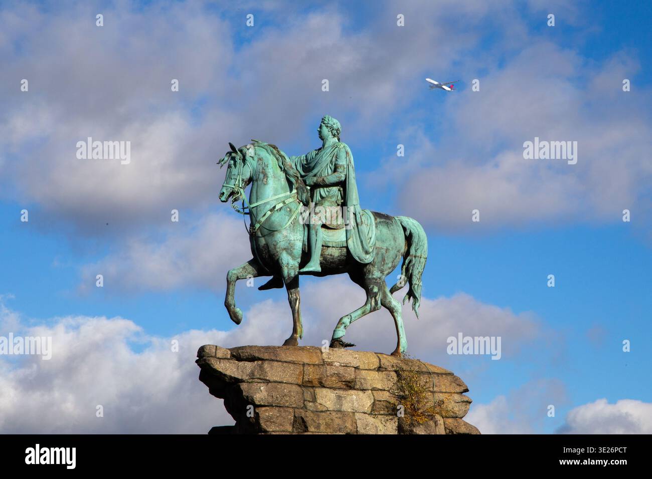 Statue en bronze du roi george III à cheval avec un avion volant dans un ciel bleu - connu sous le nom de cheval de cuivre Banque D'Images