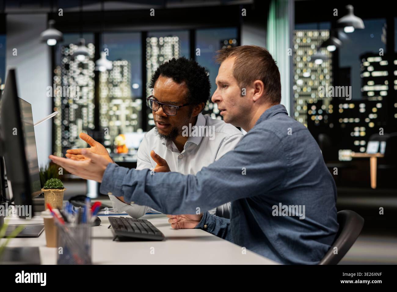 Équipe de programmeurs brainstorming au bureau, examen des métriques du système d'IA, surveillance des tableaux de bord de performance. Collègues d'une entreprise de technologie de travail d'équipe ajustant les réseaux neuronaux à l'aide d'outils Banque D'Images