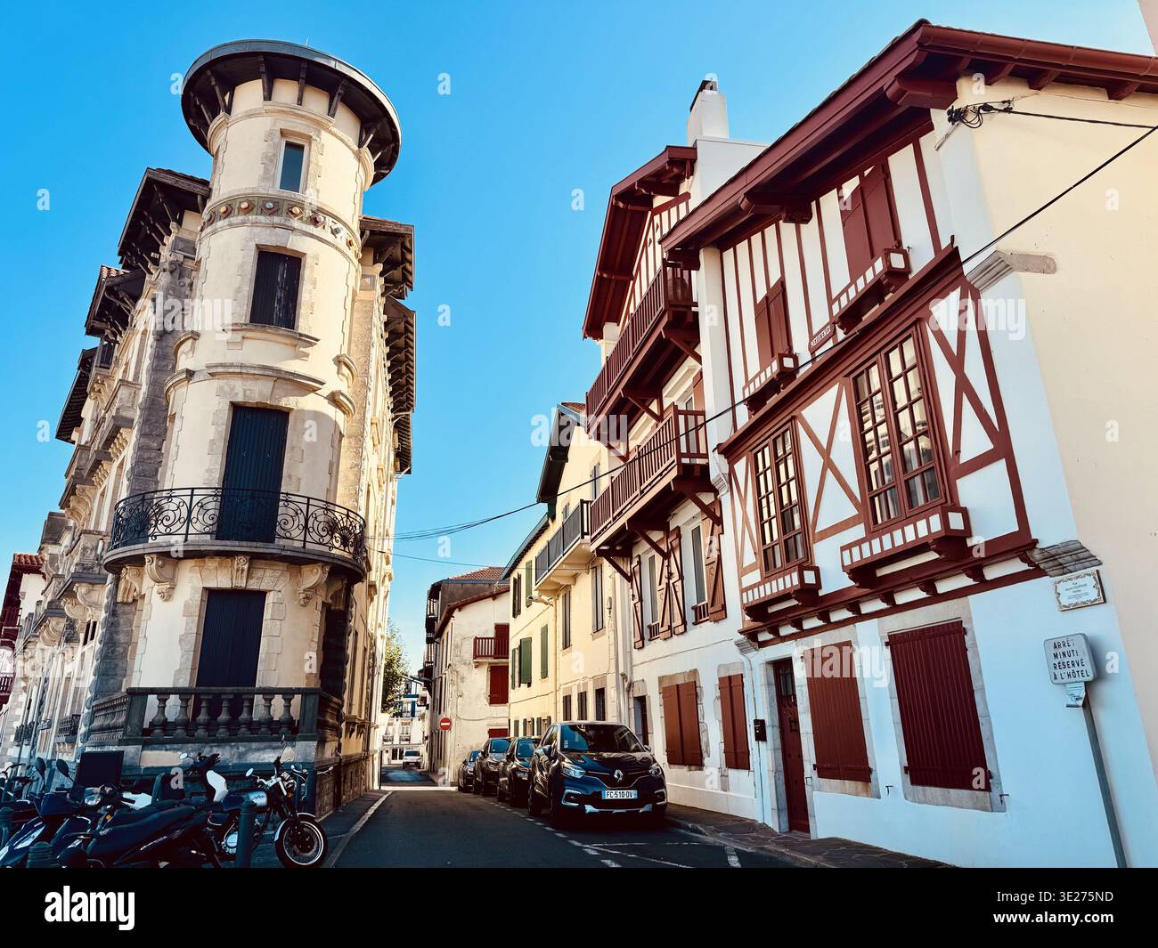 Bâtiments à colombages de la vieille ville ; Saint Jean de Luz, France, Banque D'Images