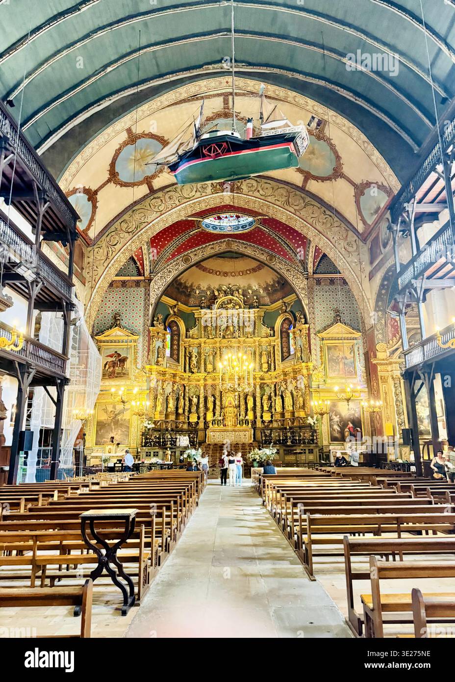 Intérieur de l'église Jean Baptiste (Saint Jean Baptiste), Saint Jean de Luz. Saint Jean de Luz, France Banque D'Images