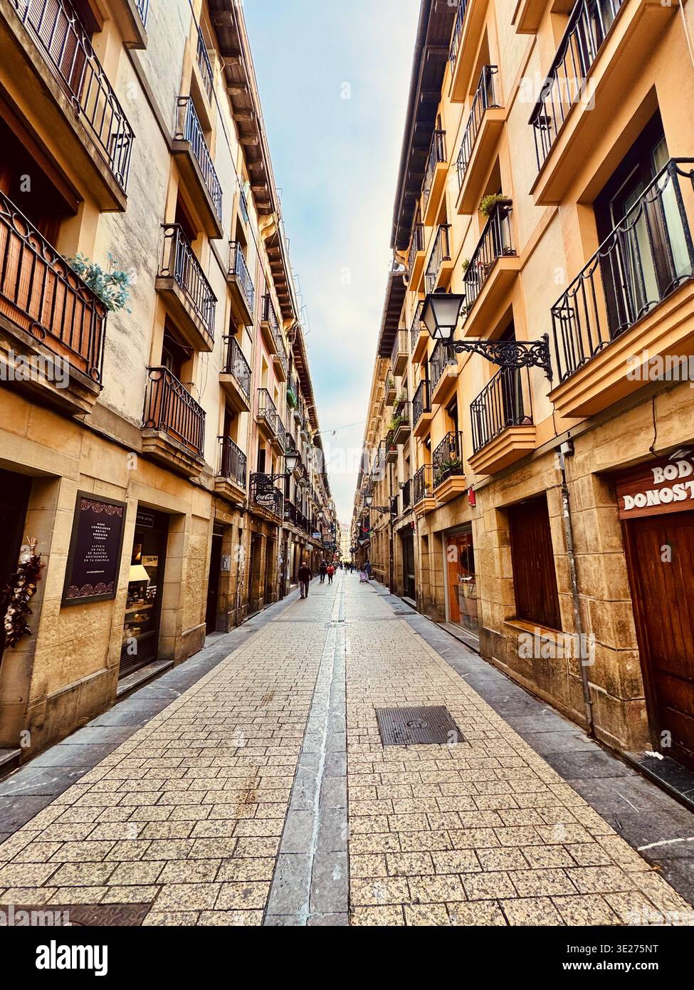 Vieille ville rues étroites dans le pays Basque historique, San Sabastian ; Espagne. Banque D'Images