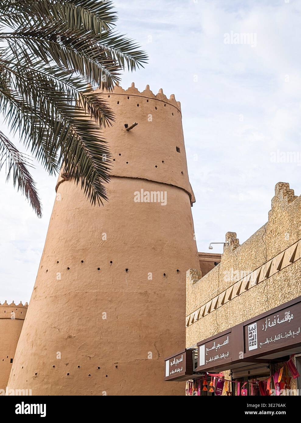 Riyad, Arabie saoudite, 30 mars 2024. Vue extérieure du musée du palais Al Masmak (forteresse Al-Masmak) à Riyad par une journée ensoleillée. Banque D'Images
