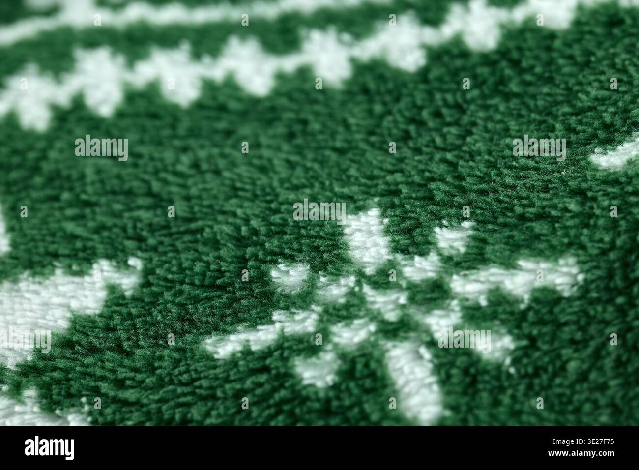 Macro détaillée de matière polaire moelleuse avec motif vert et blanc festif et velours doux Banque D'Images
