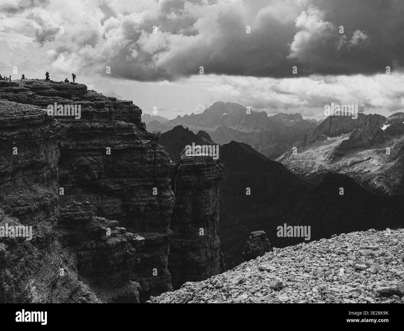 Vue spectaculaire sur les montagnes noires et blanches, explorant les falaises rocheuses des Dolomites, en Italie. Banque D'Images
