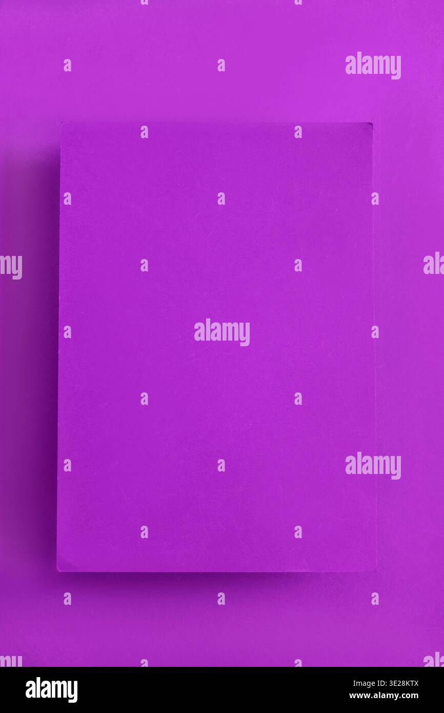 Fond de studio abstrait en papier blanc de couleur fuchsia Banque D'Images