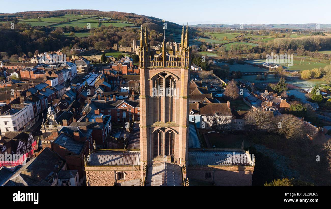 Vue aérienne panoramique de l'église St Laurence, église paroissiale médiévale classée Grade I, et la ville de Ludlow avec Shropshire Hills Banque D'Images