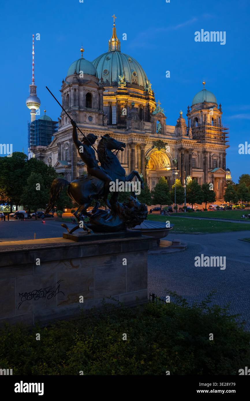 Cathédrale de Berlin (Berliner Dom) Eglise baroque la nuit dans la ville de Berlin, Allemagne. Statue équestre en bronze de Lion Fighter de 1858 par Albert Wolf Banque D'Images