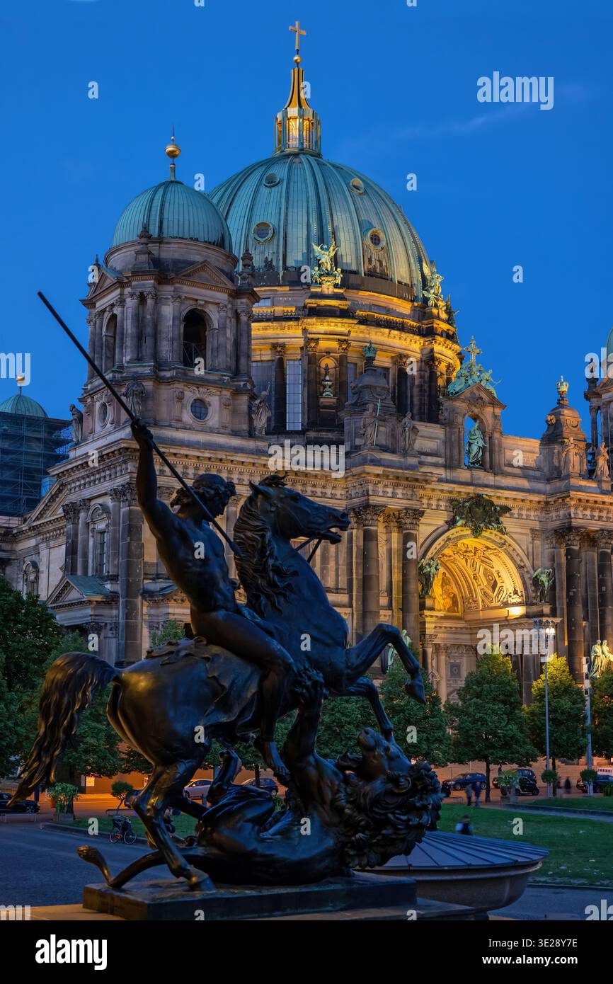 Cathédrale de Berlin (Berliner Dom) Eglise baroque la nuit dans la ville de Berlin, Allemagne. Statue équestre en bronze de Lion Fighter de 1858 par Albert Wolf Banque D'Images