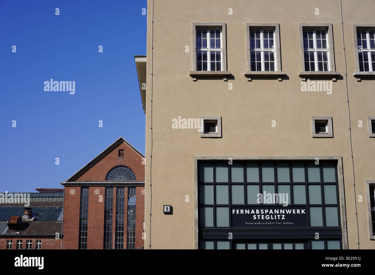 Berlin, Allemagne - 18 mars 2026 : sous-station et centrale électrique Steglitz, styles contrastés d'Egon Eiermann et Hans Heinrich Müller. Banque D'Images