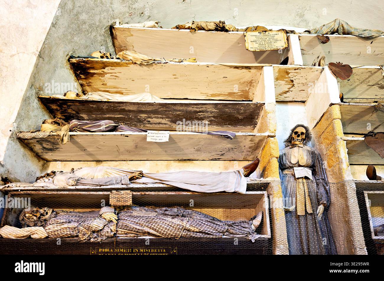 Les visiteurs explorent les catacombes capucines de Palerme, observant des momies historiques dans des cercueils ouverts de différentes époques et origines. Banque D'Images