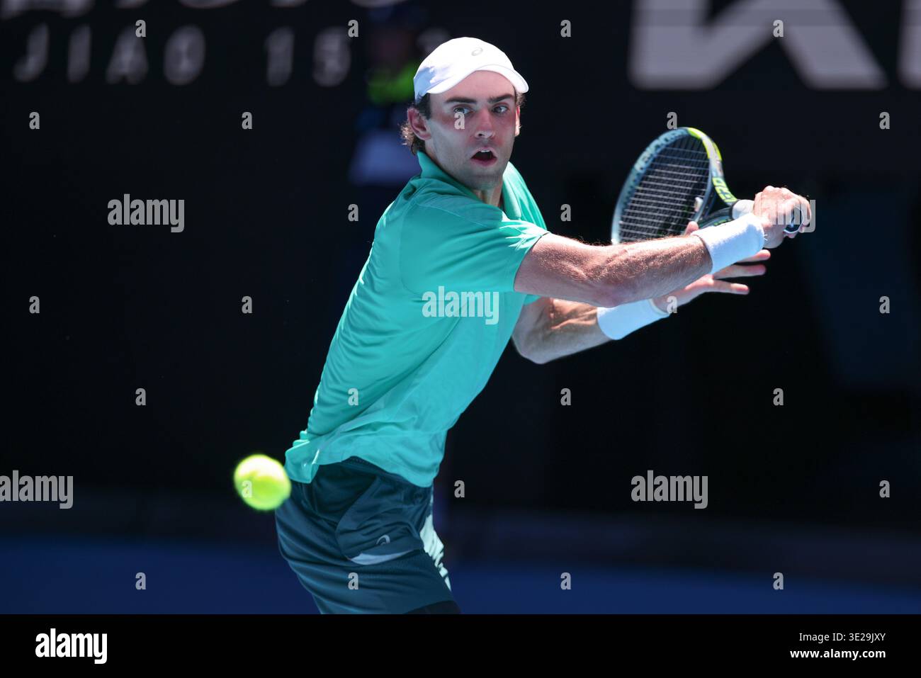 Joueur de tennis américain Eliot Spizzirri jouant un coup de revers à l'Open d'Australie 2026, Melbourne Park, Melbourne, Victoria, Australie. Banque D'Images