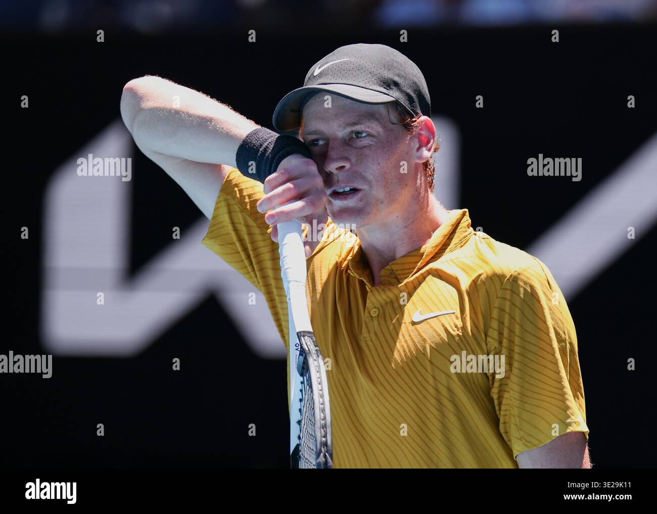 Le joueur de tennis italien Jannik Sinner essuyant son visage à l'Open d'Australie 2026, Melbourne Park, Melbourne, Victoria, Australie. Banque D'Images