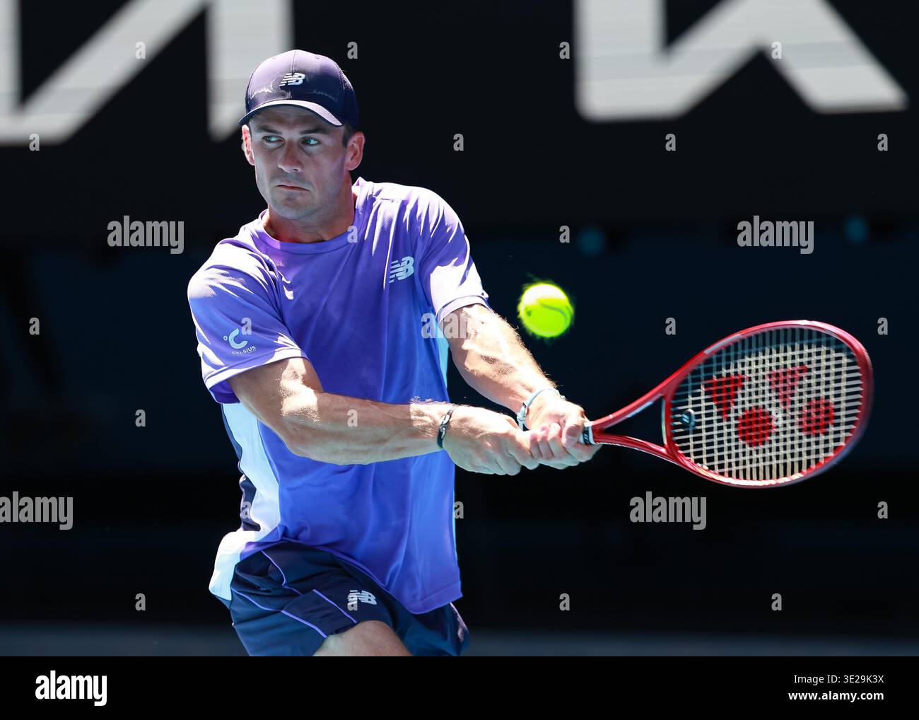 Le joueur de tennis américain Tommy Paul jouant un coup de revers à l'Open d'Australie 2026, Melbourne Park, Melbourne, Victoria, Australie. Banque D'Images
