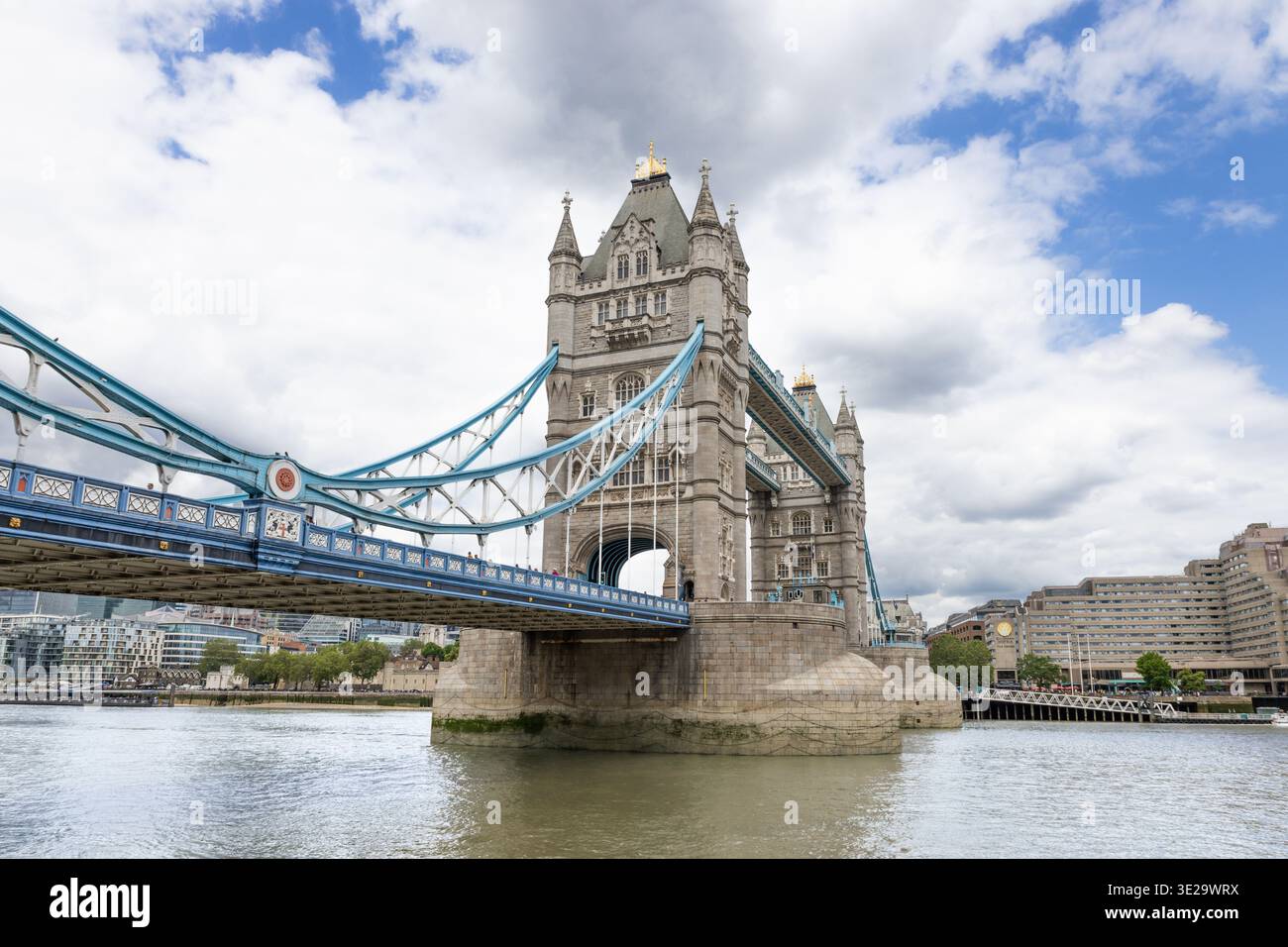 Emblématique Tower Bridge au-dessus de la Tamise. Londres, Royaume-Uni, 24 juin 2023 Banque D'Images