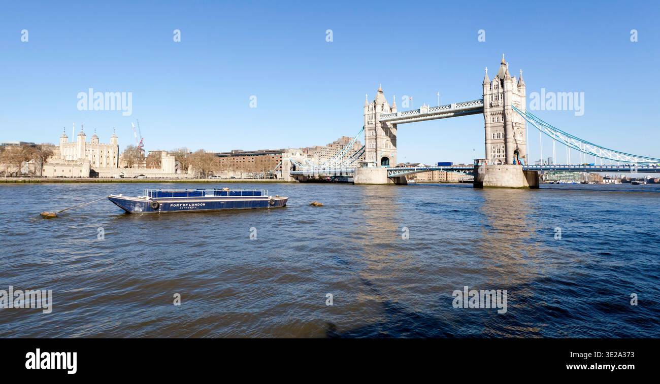 Une vue panoramique depuis Queens Walk, de Tower Bridge et de la Tour de Londres, un beau jour de printemps, à Londres Banque D'Images