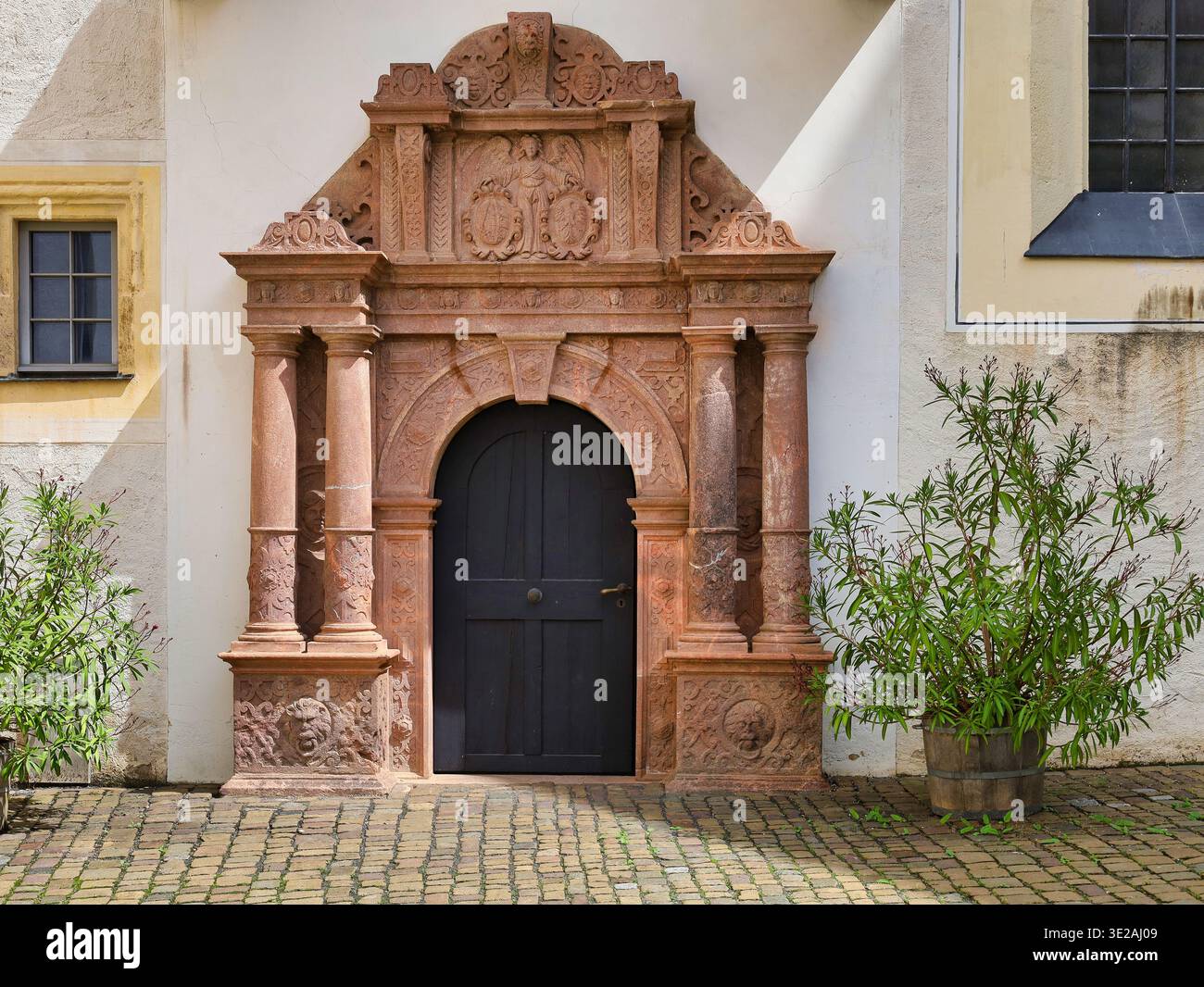 Château de Colditz : magnifique portail Renaissance en porphyre rouge de Rochlitz dans la cour du château résidentiel saxon historique Banque D'Images