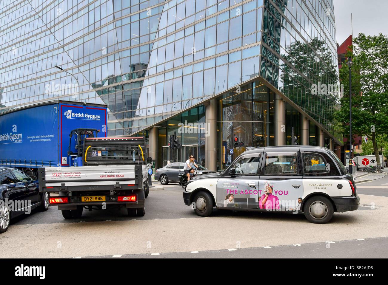 Londres, Angleterre, Royaume-Uni - 27 juin 2023 : voitures et camions faisant la queue dans une rue du centre de Londres Banque D'Images