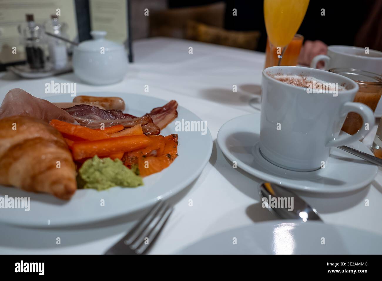Petit déjeuner avec croissants et boissons à Zermatt, Suisse Banque D'Images