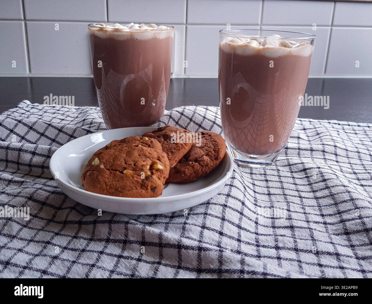Deux verres de chocolat chaud avec guimauves et biscuits au chocolat Banque D'Images