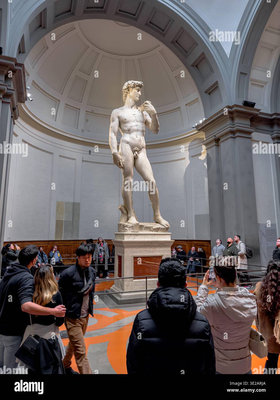 Foules de gens admirant le David de Michel-Ange, un chef-d'œuvre de la sculpture de la Renaissance, à la Galleria dell'Accademia à Florence, en Italie Banque D'Images