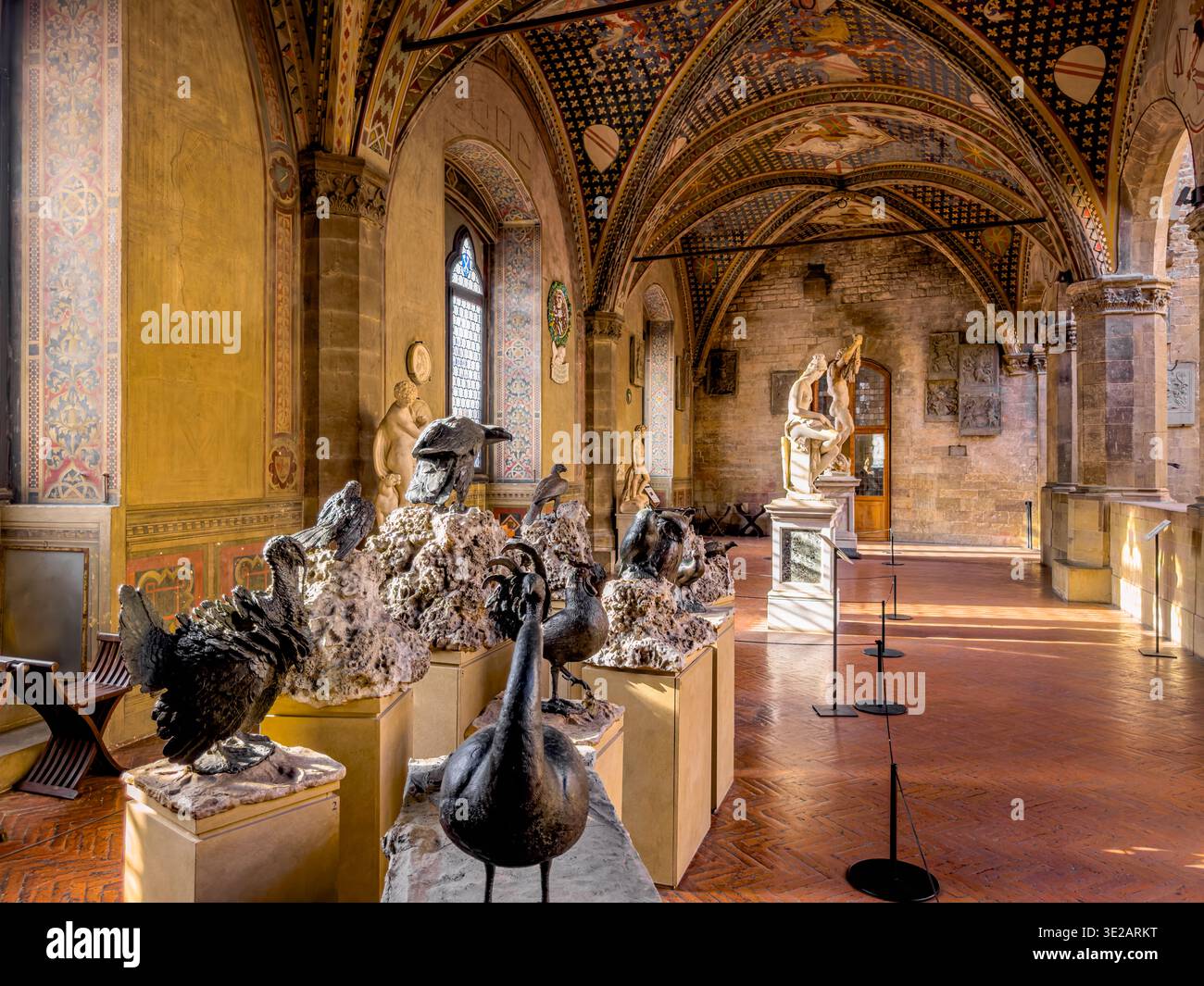 Statues en bronze réalistes représentant des oiseaux, créées par Giambologna à la fin des années 1500 dans la verone du Musée National du Bargello à Florence, Italie Banque D'Images