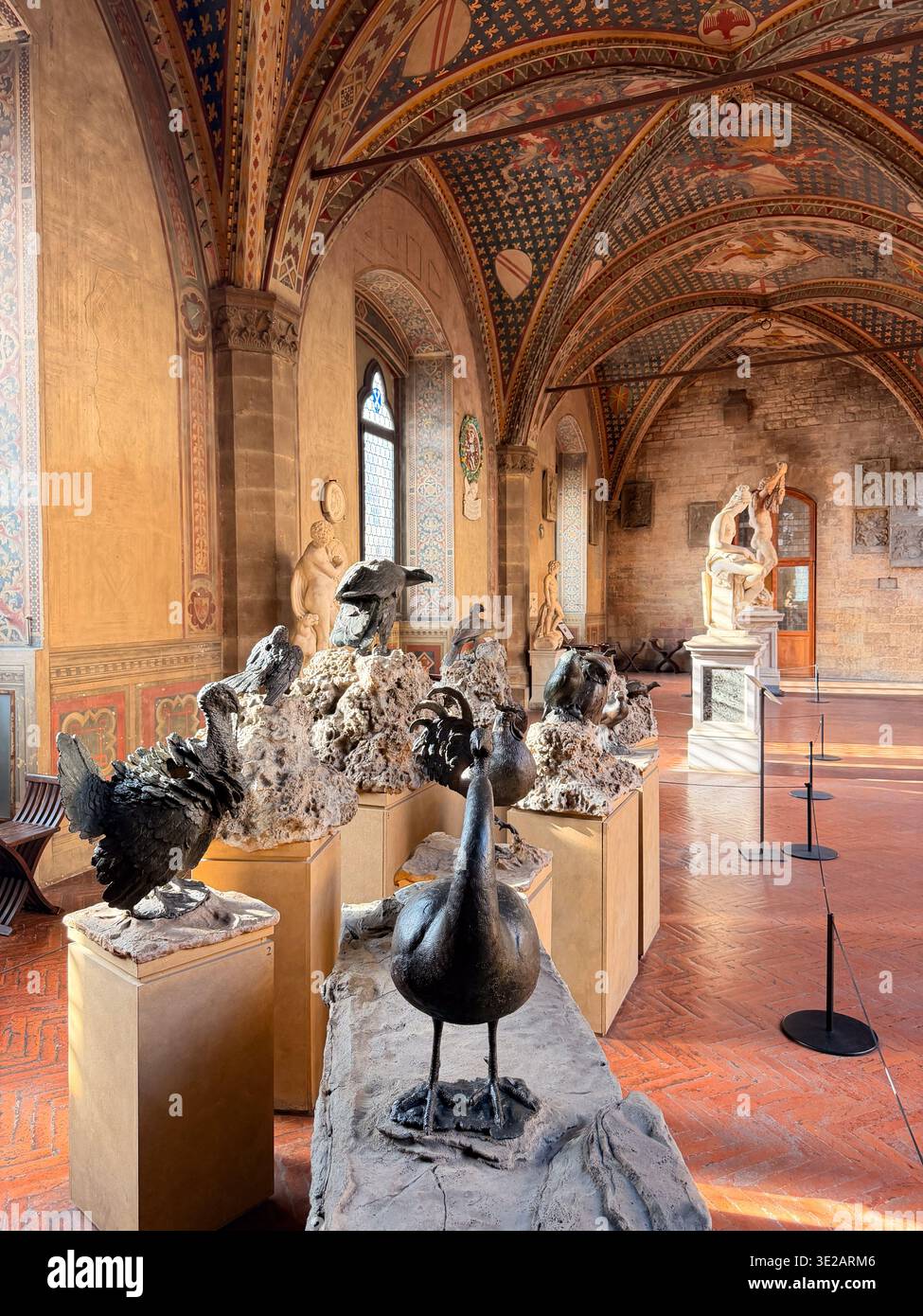 Statues en bronze réalistes représentant des oiseaux, créées par Giambologna à la fin des années 1500 dans la verone du Musée National du Bargello à Florence, Italie Banque D'Images