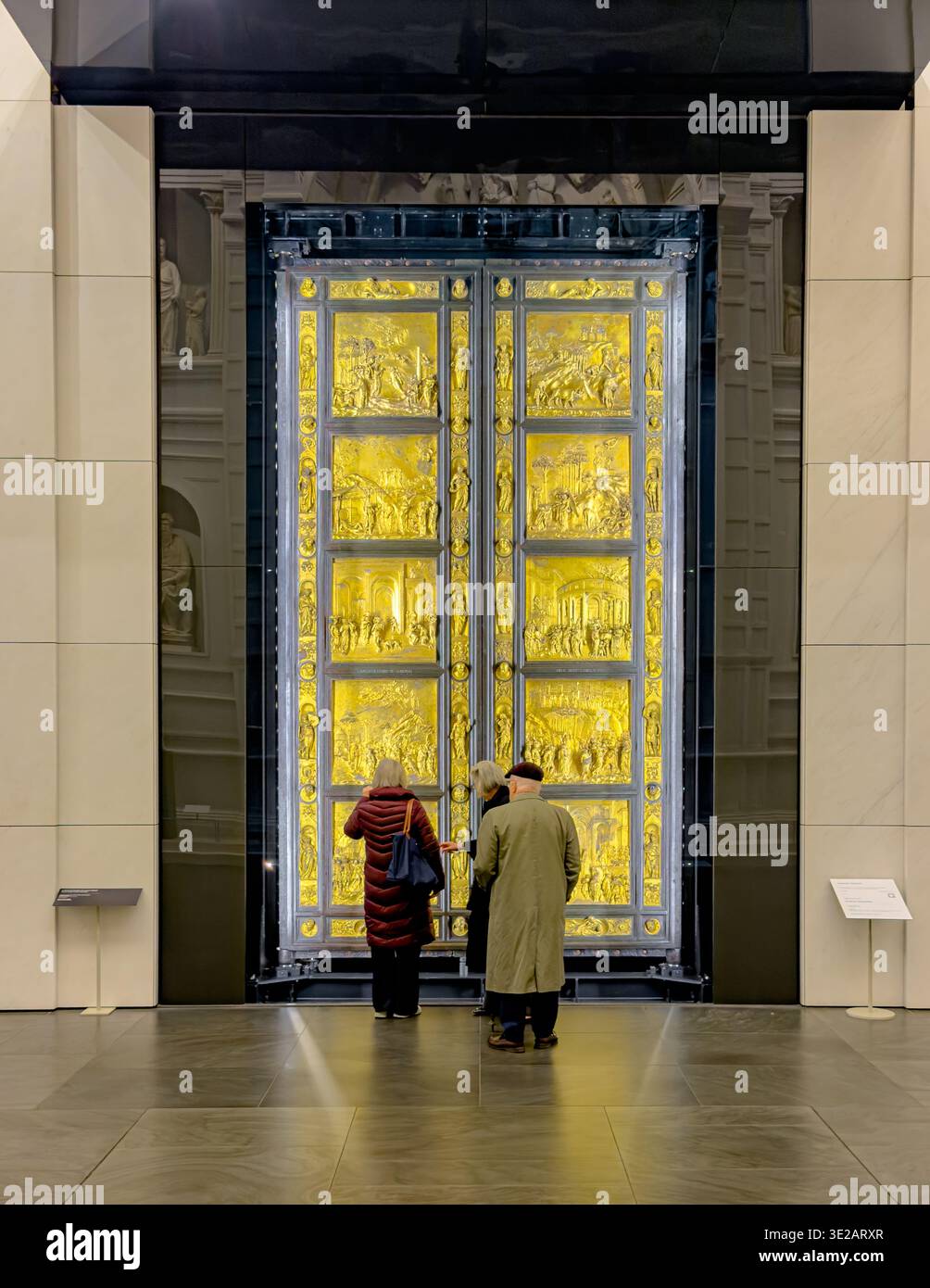 Les gens regardant les portes du Paradis, grandes portes en bronze doré par Lorenzo Ghiberti dans la Sala del Paradiso au Museo dell'Opera del Duomo, Florence Banque D'Images