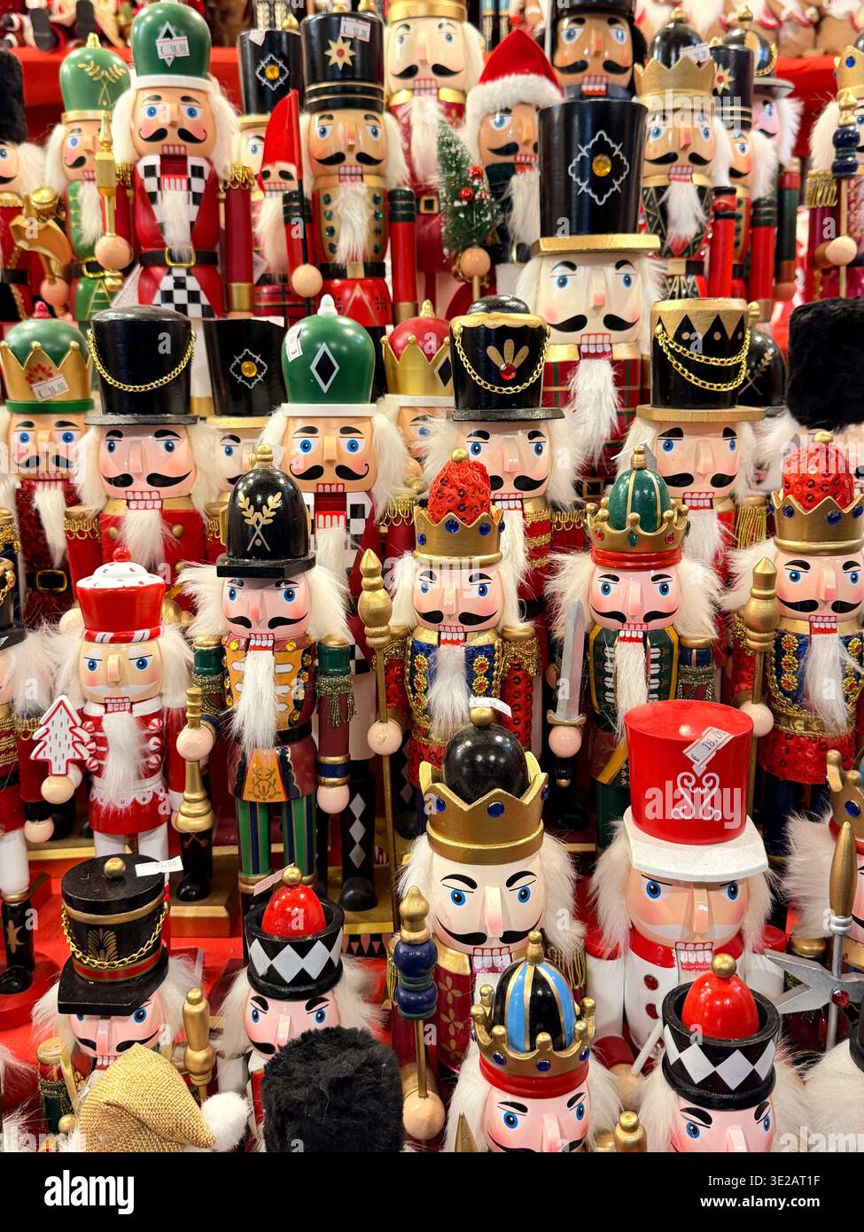 Gros plan de figurines de jouet en bois sur un étal de marché de Noël dans le marché de Noël Piazza Santa Croce tenu chaque année à Florence, en Italie Banque D'Images