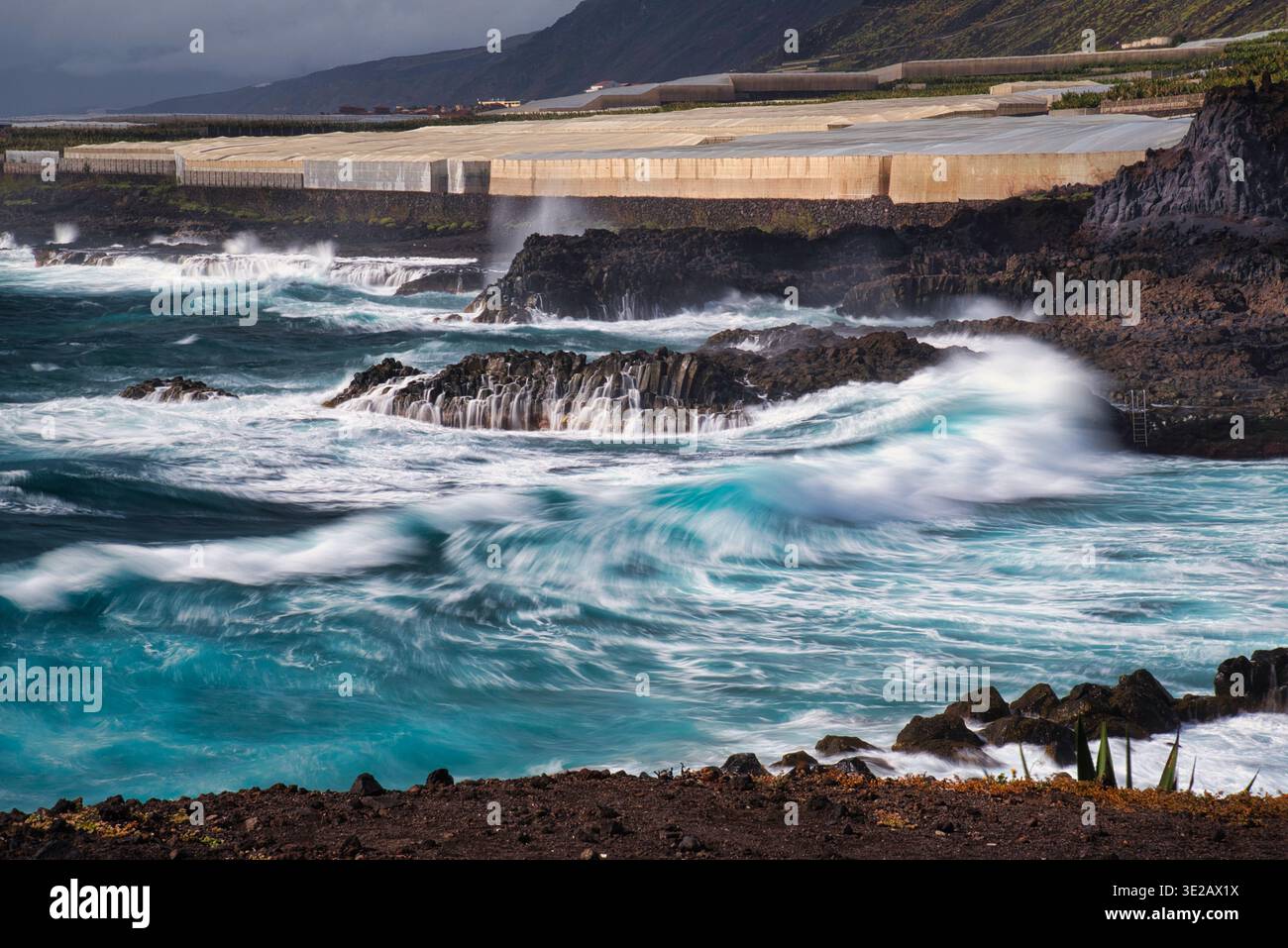 Vagues massives et puissantes s'écrasant sur la côte de roches de lave lors de l'énorme tempête Thérèse à Playa de Puntalarga, îles Canaries, la Palma, Espagne Banque D'Images