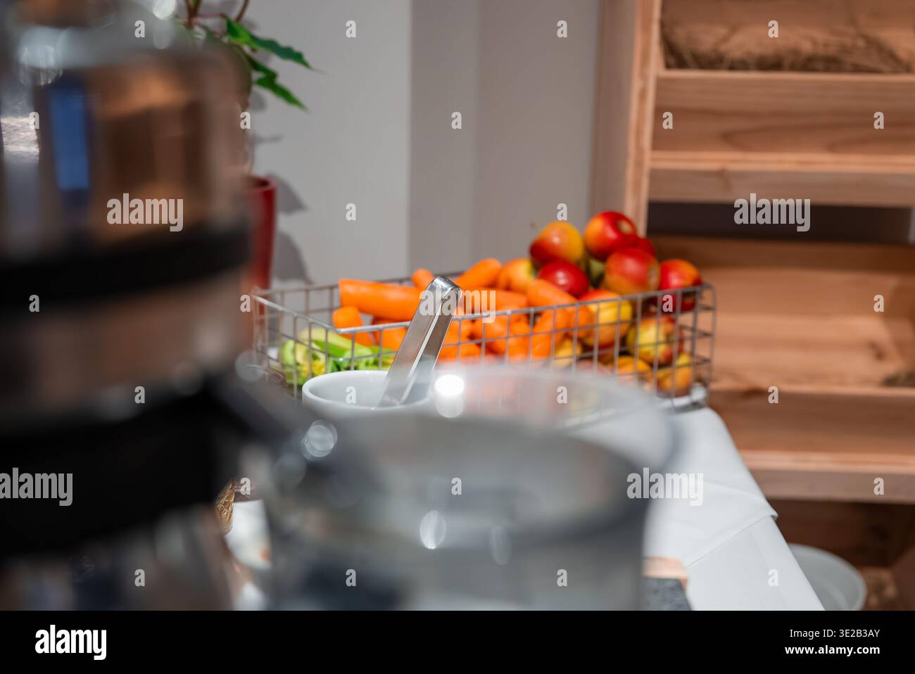 Panier de produits frais sur le comptoir blanc à Oberlech, hôtel Autriche Banque D'Images