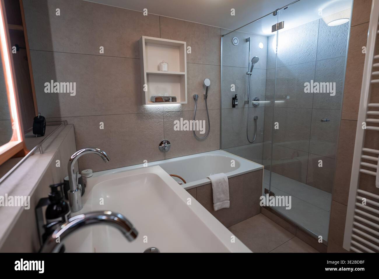 Salle de bains moderne d'hôtel avec baignoire et douche à effet pluie à Oberlech, Autriche Banque D'Images
