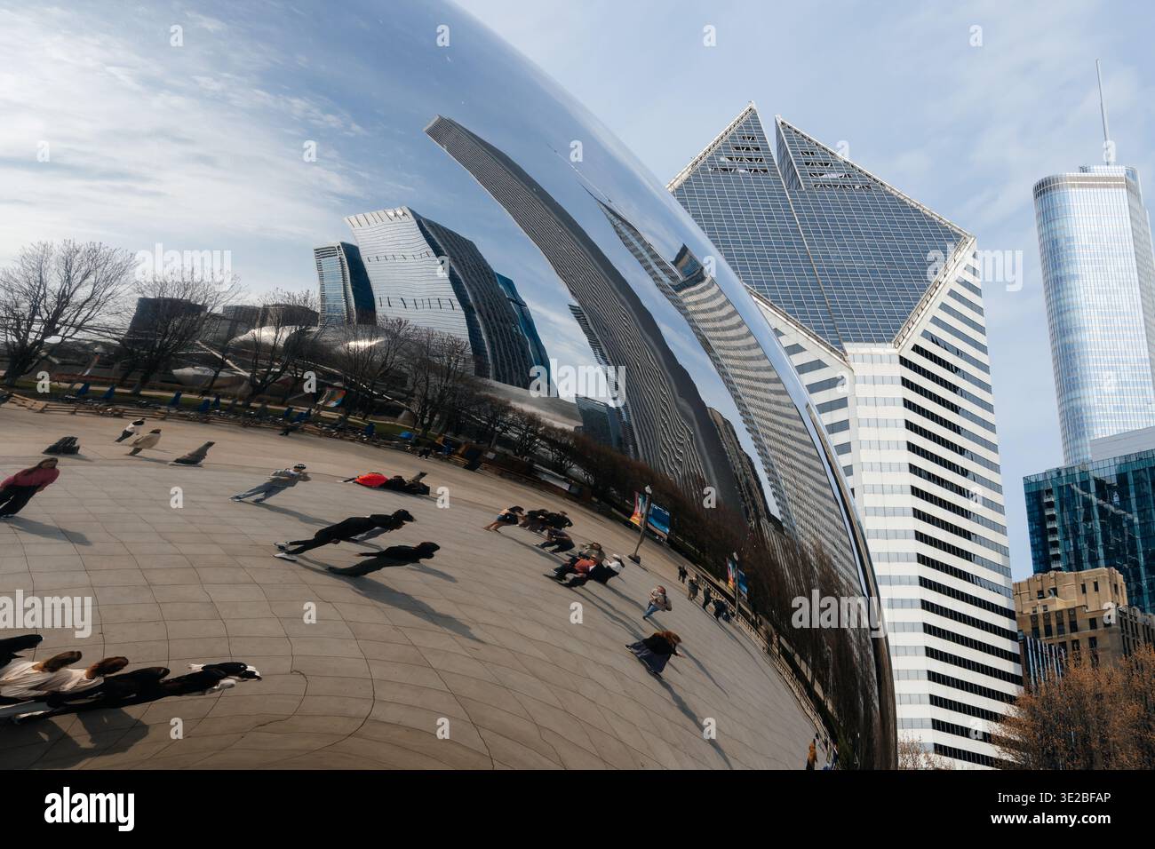 Chicago, États-Unis - 13 avril 2025 : Cloud Gate reflétant l'horizon de Chicago, créant des vues déformées et des formes abstraites Banque D'Images
