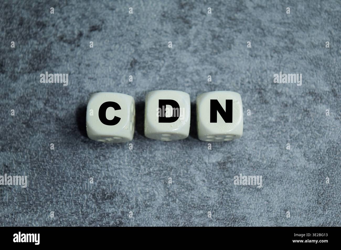 Concept de texte CDN - Content Delivery Network sur blocs de bois. Banque D'Images