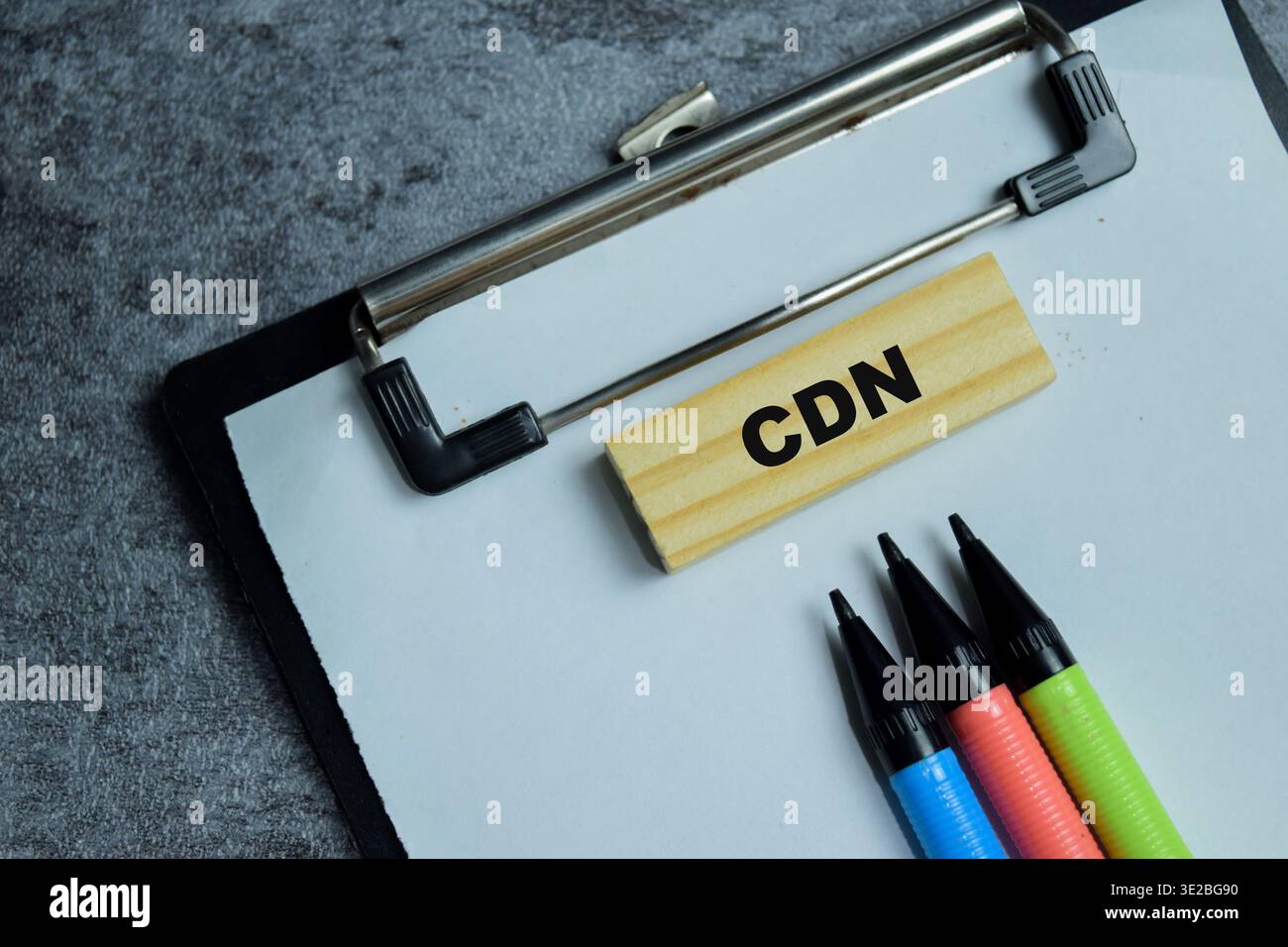 Concept de texte CDN - Content Delivery Network sur blocs de bois. Banque D'Images