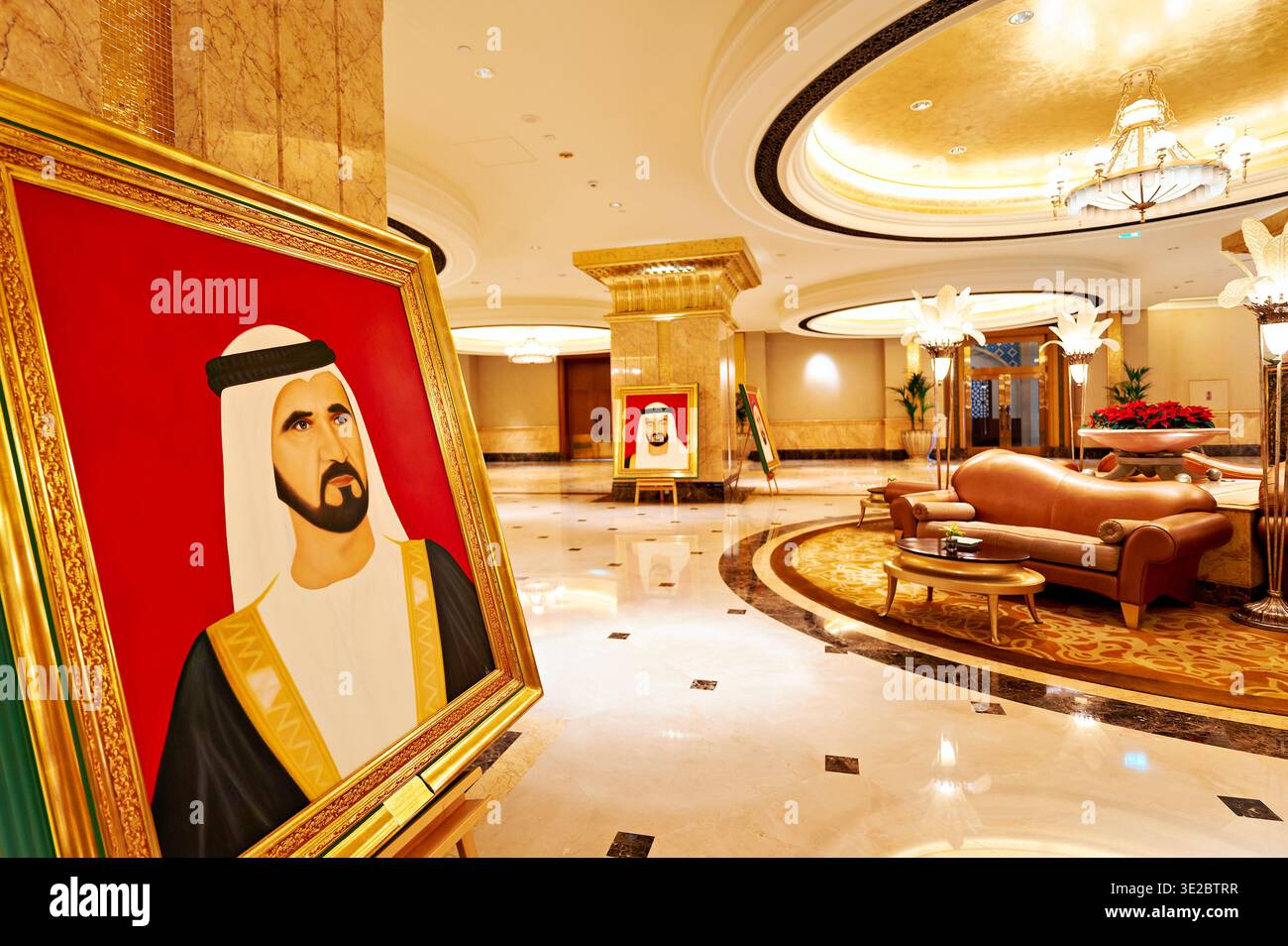 Les visiteurs explorent l'intérieur de l'Emirates Palace Hotel à Abu Dhabi. Des œuvres d'art et un décor luxueux soulignent ce lieu célèbre. Banque D'Images